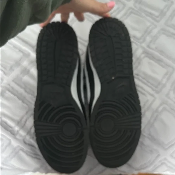 Nike Black and White Sneakers - Picture 4 of 6